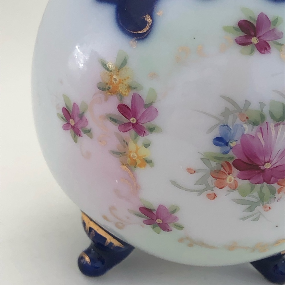Vintage Round Bud Vase Pot 4" Porcelain Unmarked 3 legs Blue White Floral - Picture 10 of 16